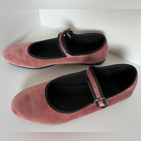 Beautiful worn ones because size is too small - Picture 2 of 3